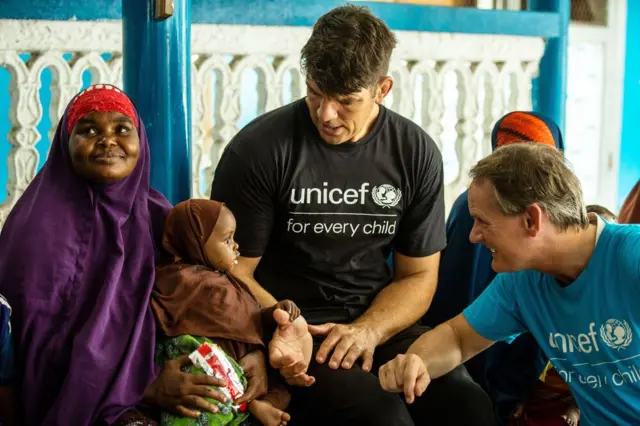 zaposleni u Unicefu sa devojčicom i njenom majkom 