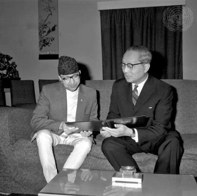 सन् १९६७ मा नेपाल भ्रमणमा आएका महासचिव ऊ थान्त राजा महेन्द्रसँग भेट गर्दै