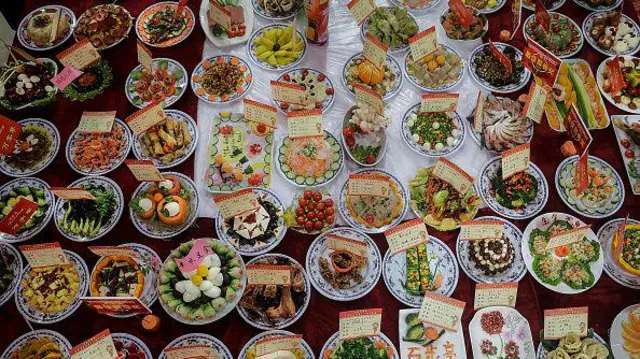 Hidangan rumahan disajikan di atas meja saat pertemuan Tahun Baru Imlek pada 9 Februari 2018 di Wuhan, Hubei, China.