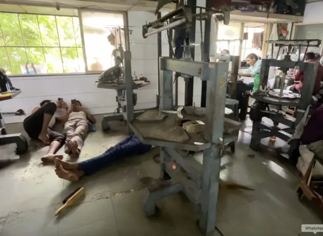 સુરતની એક ફેક્ટરીમાં કામ ન હોવાને કારણે આરામ કરતા રત્નકલાકારો. સુરતના રત્નકલાકારની એક તસ્વીર ટ્રમ્પ મોદી ટેરિફ હીરા ઉદ્યોગ મંદી બીબીસી ગુજરાતી અમેરિકા ભારત જ્વેલરી જેમ્સ ઘરેણાં ઝવેરાત