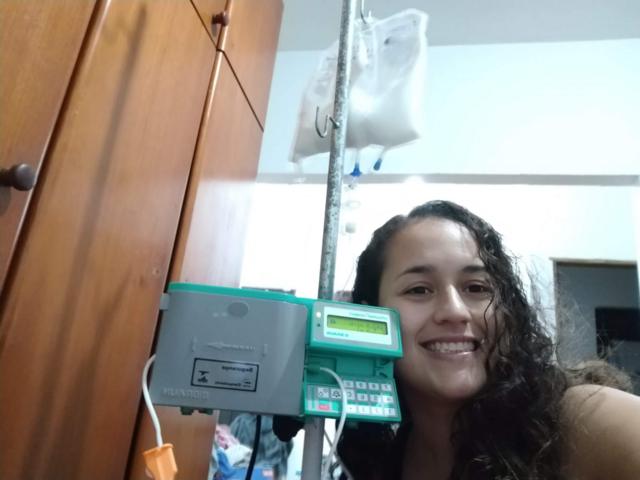 Marília recebendo alimentação parenteral na casa dela