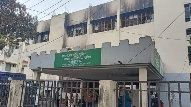 पुलिस स्टेशन में पुलिसकर्मी नहीं हैं