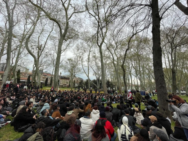 Gülhane'deki öğrenci forumuna katılan gençler yerde oturuyor
