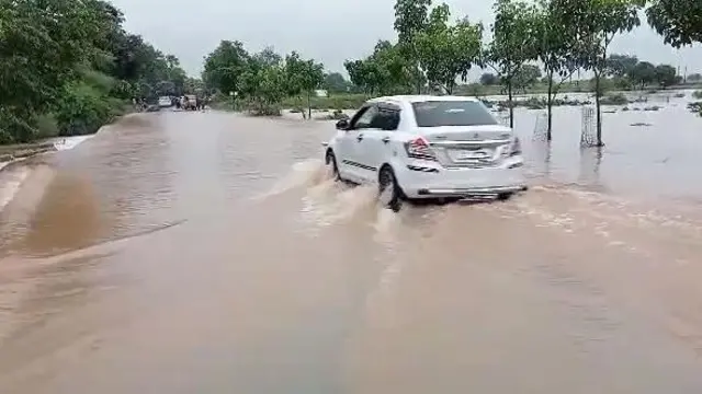 రోడ్డుపై ప్రవహిస్తున్న నీరు