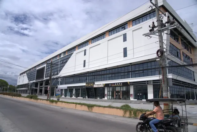 Tòa nhà lớn nhất trong khu phức hợp có một cửa hàng bán đồ uống có cồn, quán trà và hộp đêm