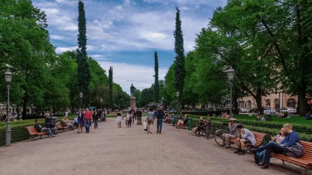 لماذا يؤدي المشي إلى تحسين صحتك وأدائك الوظيفي؟