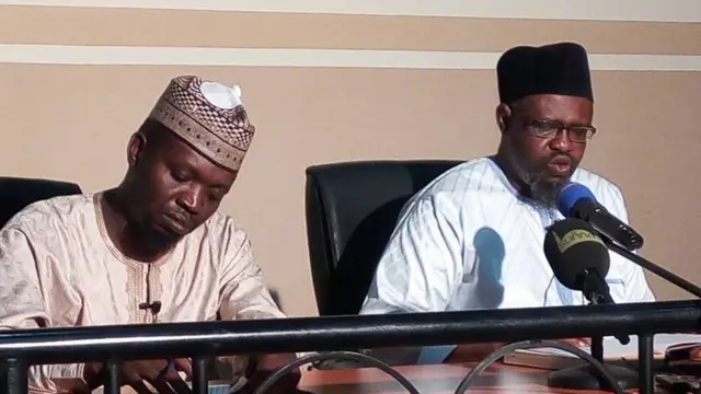 Sheikh Sani Umar Rijiyar Lemo daga dama da Dokta Ibrahim Disina daga hagu