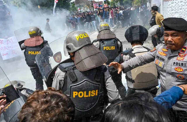 Aksi unjuk rasa di NTB