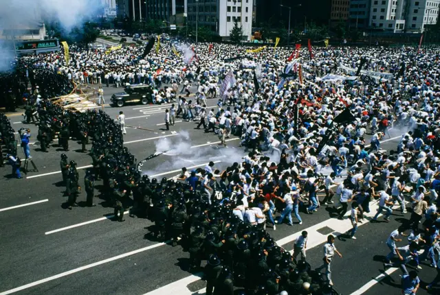 درگیری پلیس و معترضان در اکتبر ۱۹۸۷