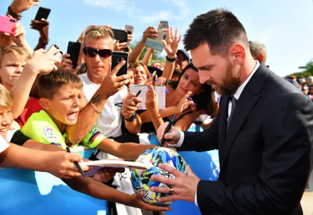 মেসি এখন কাতারি মালিকানাধীন ক্লাব পিএসজিতে খেলেন