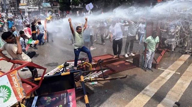 प्रदर्शनकारी स्टूडेंट