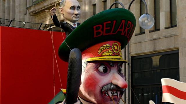 Balão representando Putin manuseando Lukashenko como um fantoche durante o carnaval em Colônia, Alemanha
