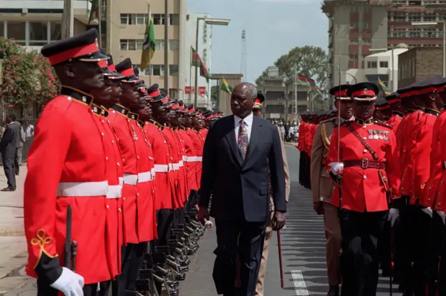 Moi passe en revue la garde d'honneur lors de l'ouverture de la session du Parlement à Nairobi en 1992.