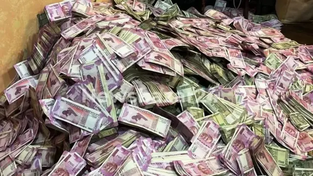 अर्पिता के घर से बरामद कैश