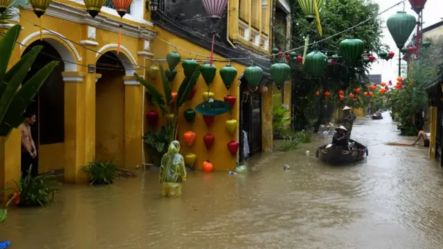 Hội An hiện bị ngập lụt