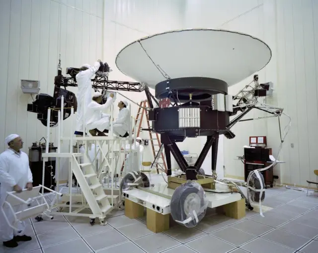 Voyager 2 sendo testada por cientistas da Nasa