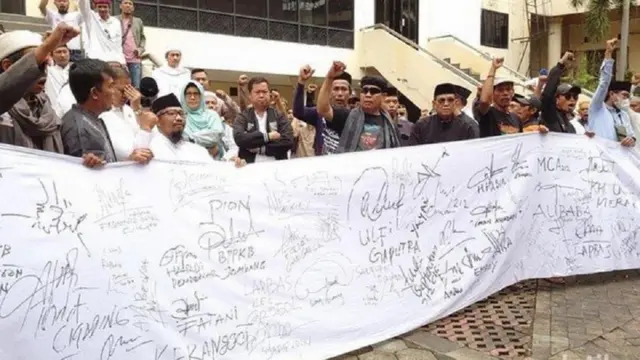 Massa yang memprotes pembangunan gereja di Cilegon.