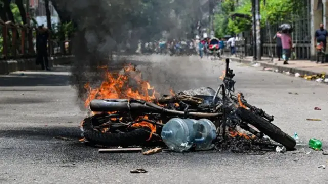 बांगलादेशात विद्यार्थ्यांचं हिंसक आंदोलन