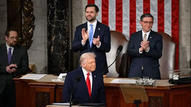 El vicepresidente de EE. UU., JD Vance, a la izquierda, y el presidente de la Cámara de Representantes de EE. UU., Mike Johnson, con el presidente de EE.UU., Donald Trump, listo para ofrecer el discurso sobre el Estado de la Unión en el Capitolio de EE. UU. en Washington, DC, EE. UU., el martes 24 de febrero de 2026.