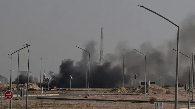 Дым поднимается от места предполагаемого иранского удара в районе, где находится посольство США в Кувейте, 2 марта 2026 года