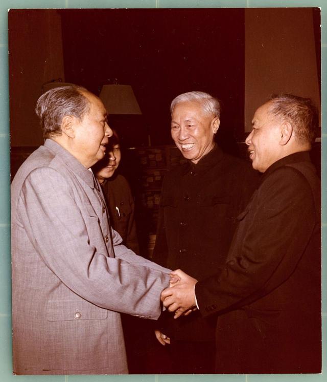 Mao Trạch Đông gặp các "đồng chí" Lê Đức Thọ và Nguyễn Duy Trinh vào năm 1973, một năm sau thì Trung Quốc đánh Hoàng Sa