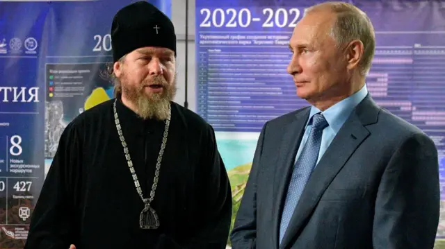 Мужчина в сутане и человек в костюме