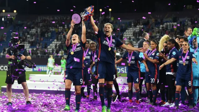 Француженки святкують