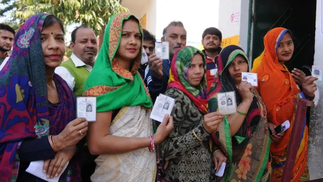 పోలింగ్ క్యూలో మహిళలు