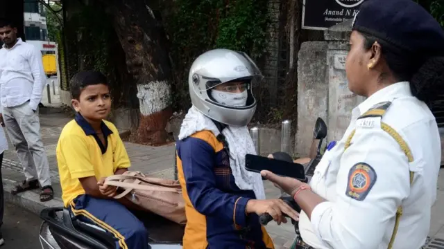 ஹெல்மட் அணியாத போலீஸார் மீது நடவடிக்கை