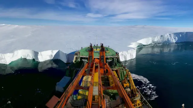 Kapal penelitian Rusia Akademik Tryoshnikov saat bersandar di Gletser Mertz di Antartika Timur