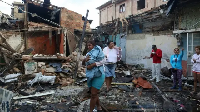 Familias con niño en medio de los escombros.