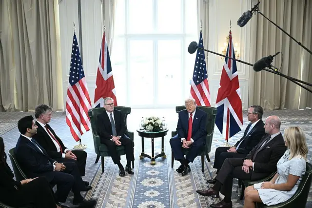 İngiltere Başbakanı Keir Starmer (ortada solda) ABD Başkanı Donald Trump'ı İskoçya'da ağırladı