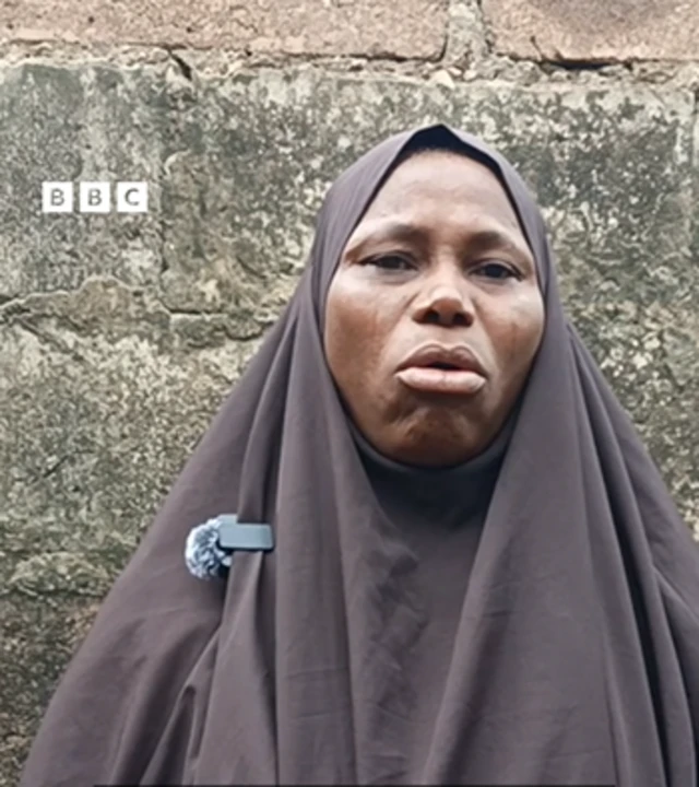 Obinrin opo kan to tun jẹ aburo oloogbe da hijab alawọ dudu bori