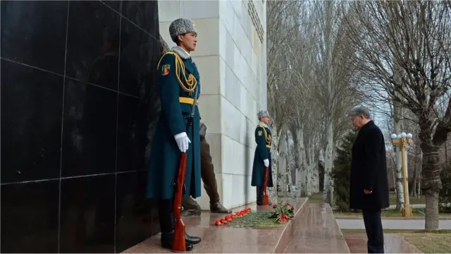 Президент Алмазбек Атамбаев Аксы окуясынын курмандыктарын бул жылы Бишкектен эскерди