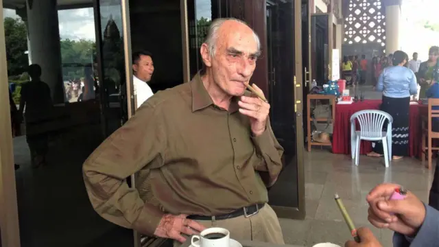 မြန်မာ ဆေးပေါ့လိပ်သောက်နေတဲ့ ‌ဒေါက်တာပယ်ရီပစ်ချက်စ်