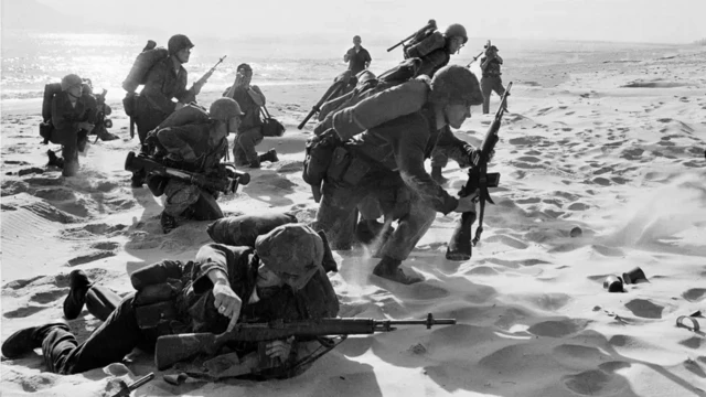 تصویر سربازان آمریکایی در ساحل شنی در حال پیشروی در خاک ویتنام، ۱۹۶۵
