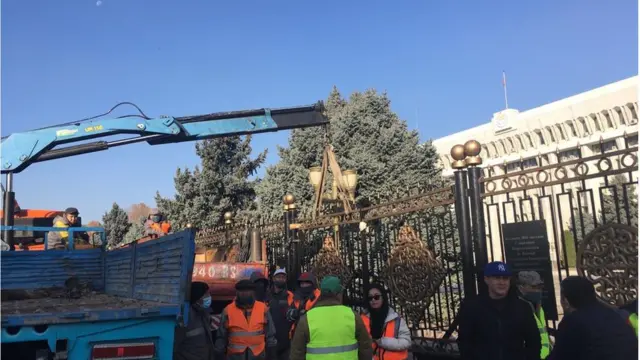 Ак үйдүн тосмосун алуу