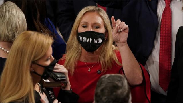 Deputada republicana Marjorie Taylor Greene com máscara pró-Trump nos Estados Unidos