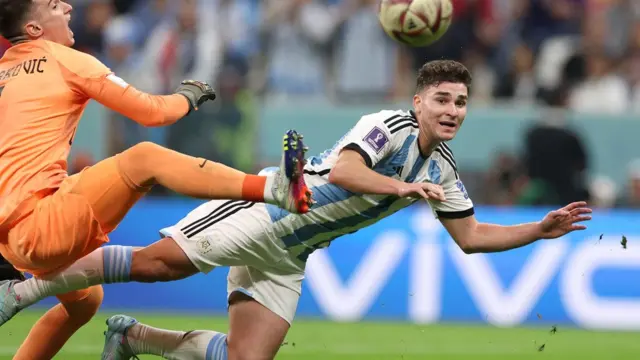 Julián Álvarez es derribado frente a Croacia