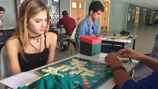 Jóvenes jugando scrabble.