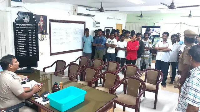 காவல் நிலையத்தில் ரூட் தல மாணவர்கள்