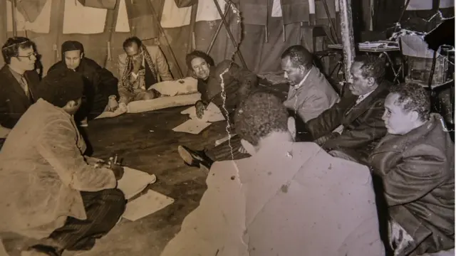 ኮ/ል አጥናፉ ከሊቢያው መሪ ሞአመር ጋዳፊ (ከ1970 ዓ ም በፊት ቢሆንም ትክክለኛ ቀኑን ዓመተ ምህረቱ ያልተገለጸ።)