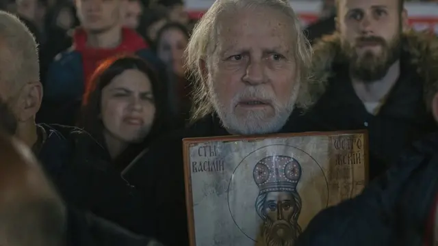 Човек са иконом Светог Василија Острошког