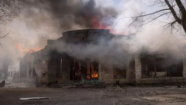Nyumba inateketea kufuatia kushambuliwa kwa makombora huko Severodonetsk, mkoa wa Donbas, Aprili 6, 2022.