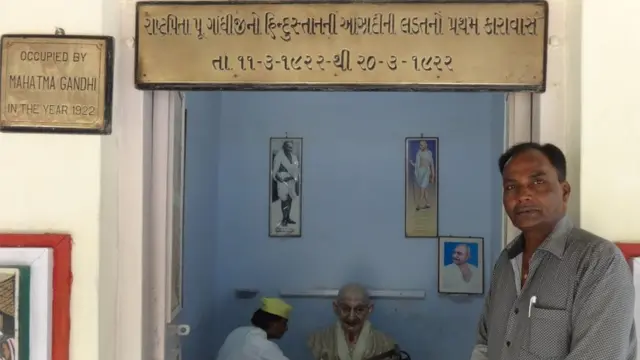 காந்தியை வழிபடும் கைதி