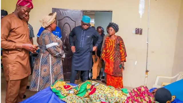 Gomina Biodun Oyebanji pẹlu awọn ti wọn jọ lọ sile iwosan naa ree lasiko abẹwo rẹ sawọn to gba itusilẹ naa.