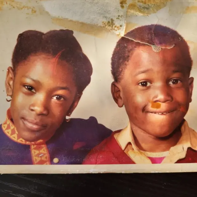 کوین و خواهرش، لورنا در دوران کودکی در خیابان‌های بریکستون با هم ورزش می‌کردند