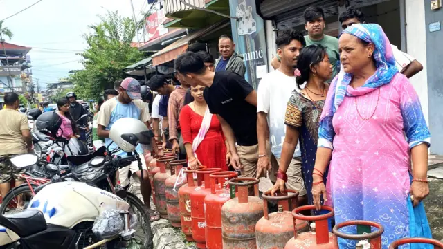 केही दिनअघि भरतपुरमा देखिएको उपभोक्ताको लाइन