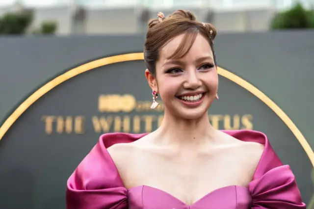 La estrella del K-pop, Lisa, con un vestido rosa.