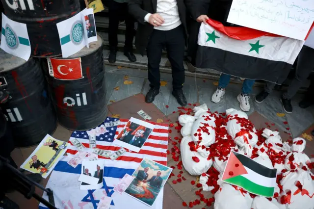 Yerde Amerikan ve İsrail bayrakları, Erdoğan ve Netanyahu'nun fotoğrafları